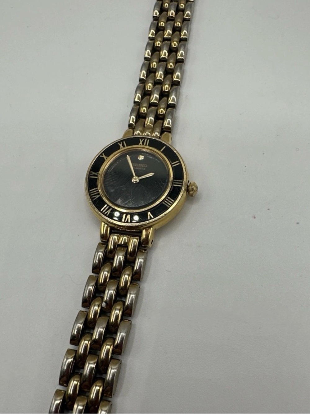 Seiko Womens Watch 1N00-0D29 Gold Black Dial Roman 21mm Quartz